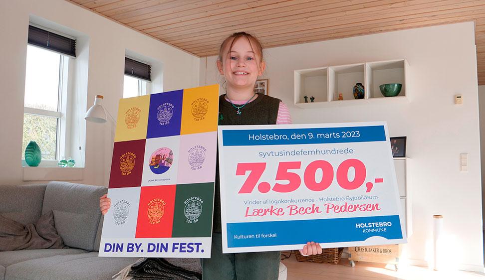 11-årige Lærke, vinder af logokonkurrencen, med check og plakat