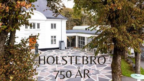 Holstebro Museums hovedindgang med tekst 'Holstebro 750 år'