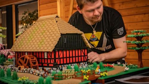 Person der bygger et hus i lego